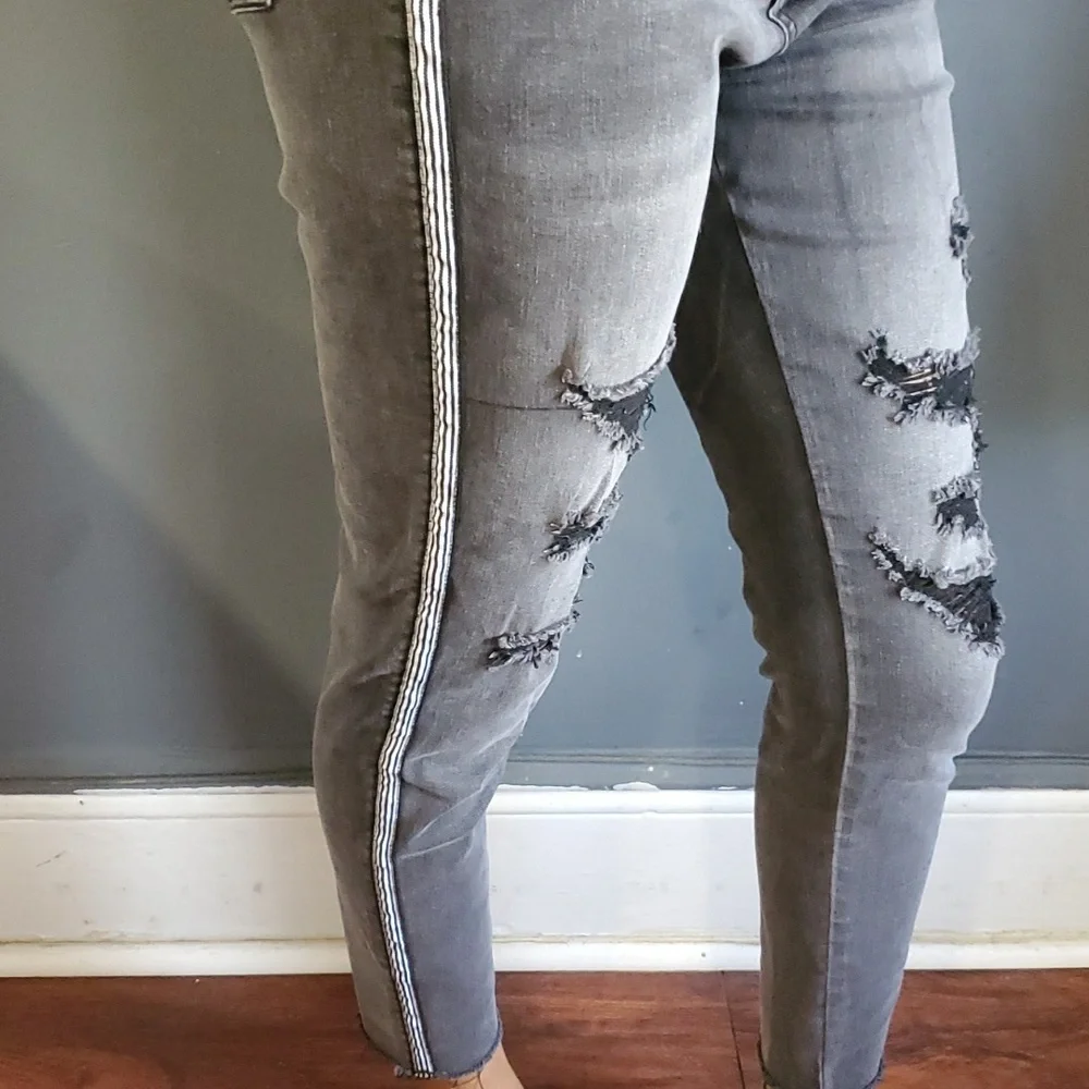 Kancan woman's gray black distressed crop stretch jeans size 27 - Picture 3 of 16